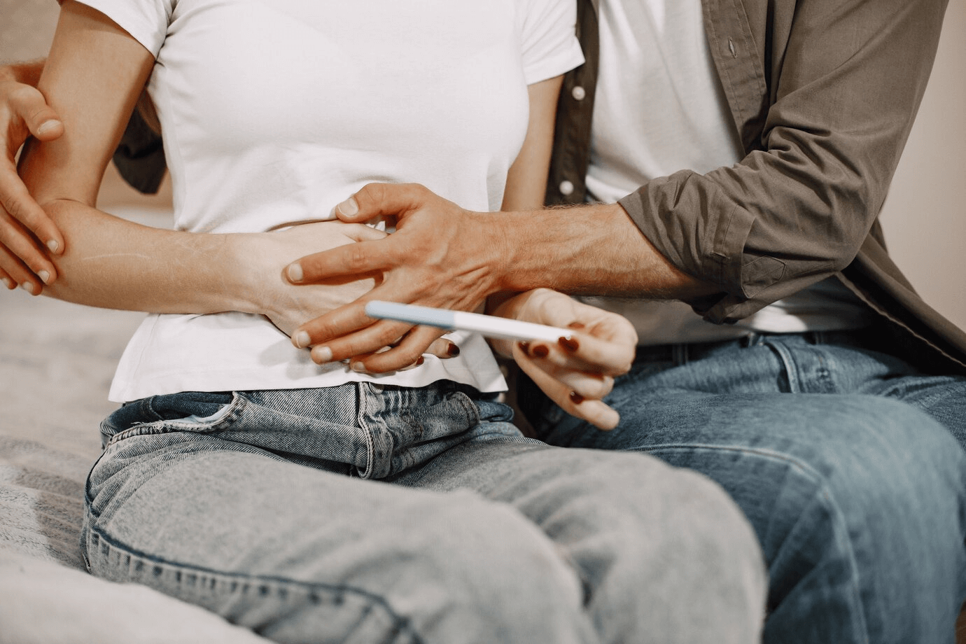 casal com teste de gravidez em mãos